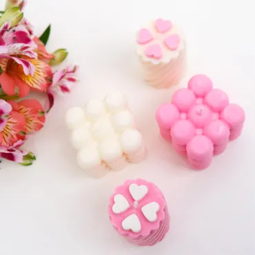 Ароматизирани свещи от восък в розово и бяло - PinkCandles