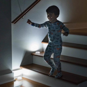 Лепяща LED лампа – бърз и удобен начин за осветление без окабеляване