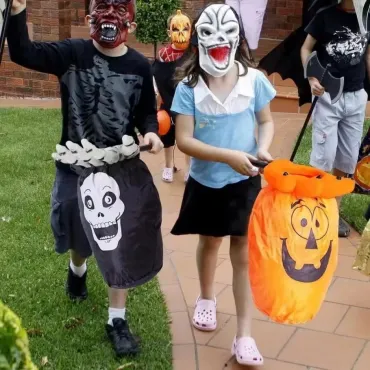 Кошница за Бонбони "Trick or Treat" - Скелетна Ръка за Хелоуин