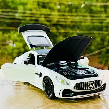 "Елегантна метална количка Mercedes GTR - Реализъм и стил в прекрасен мащаб 1:24