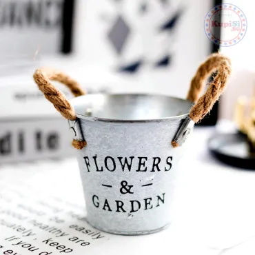 Винтидж кашпа за цветя - Flowers and Garden