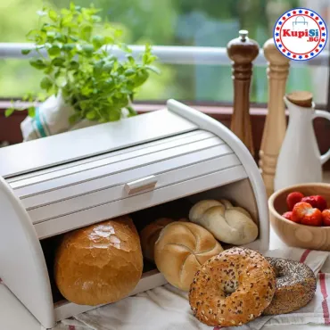 Бяла дървена кутия за съхранение на хляб