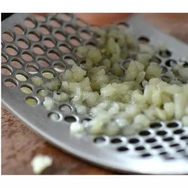Ръчна преса за чесън и други дребни продукти
