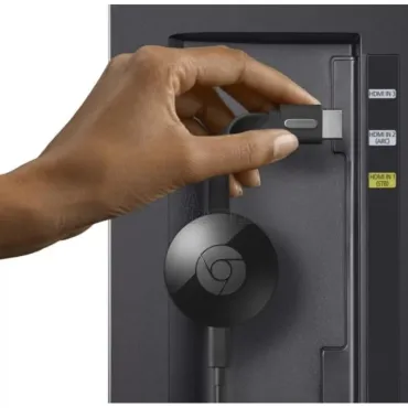 Приемник Chromecast който предава картина от телефон към телевизор