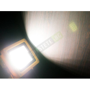LED прожектор с акумулаторни батерии