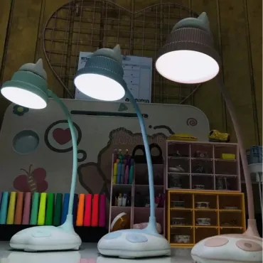 Led настолна лампа със стойка за телефон - форма на котка